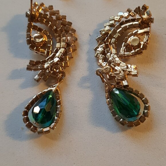 Brand New Gorgeous Green Stone Earrings - Picture 2 of 2